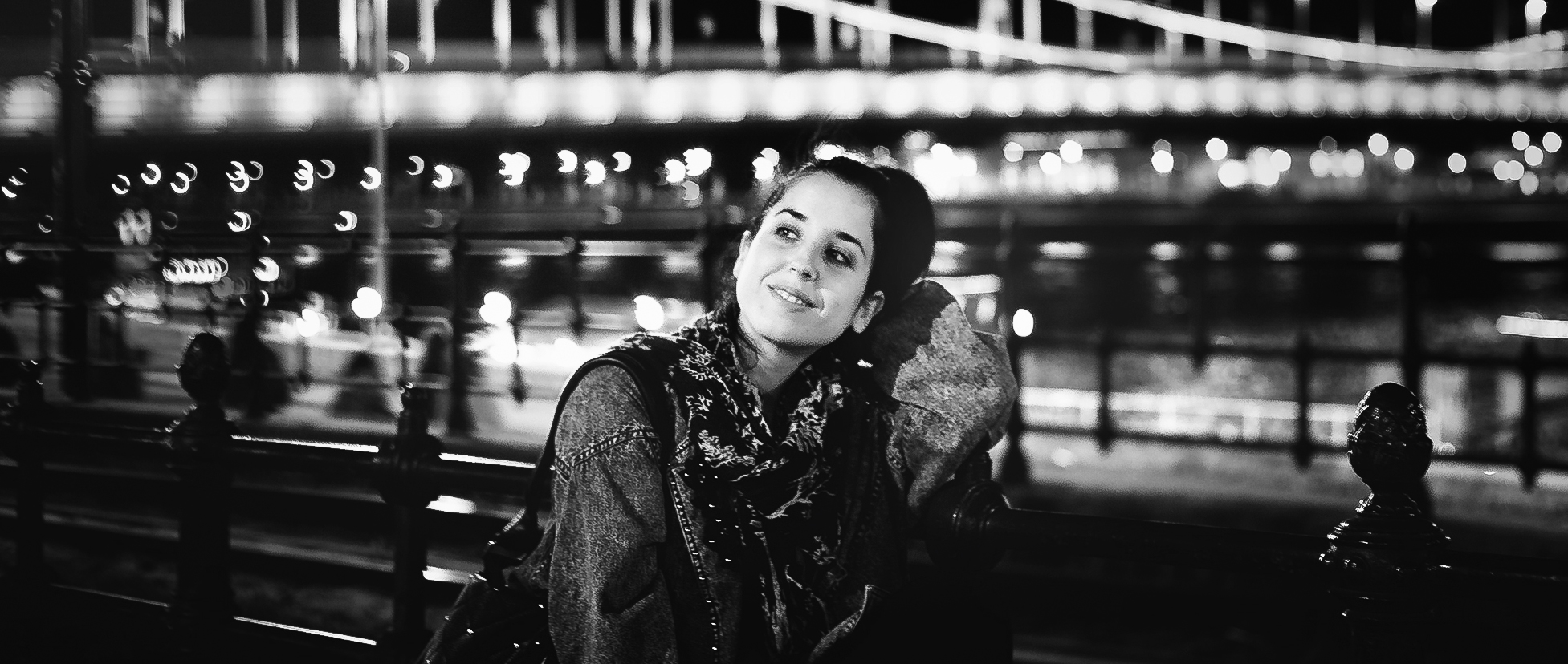 girl qui sourit sur un ponte